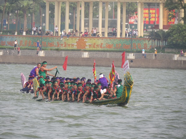 Thi bơi chải dịp Giỗ Tổ: Đắm thuyền, hàng chục VĐV chìm nghỉm Thi bơi chải dịp Giỗ Tổ: Đắm thuyền, hàng chục VĐV chìm nghỉm